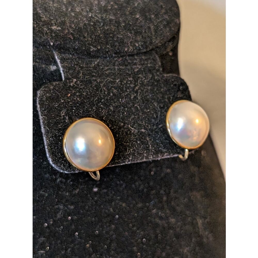 Vintage 18k Yellow Gold 15mm Mabe Pearl Screw Back Timeless Earrings - Picture 3 of 8